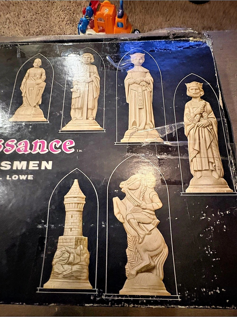 E.S. Lowe Renaissance Chessmen Chess Set Brown & Cream - Picture 3 of 6